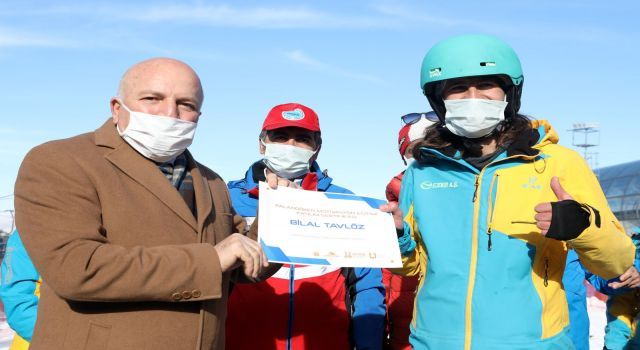 Erzurum'da sağlık çalışanlarına kayak eğitimi