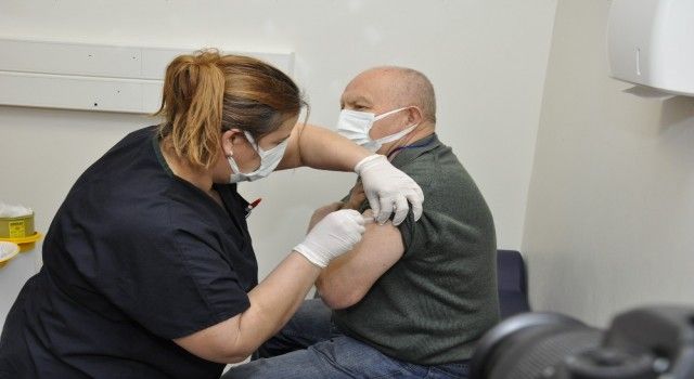 Eskişehir'de görevli sağlık çalışanlarına aşı yapılmaya başlandı