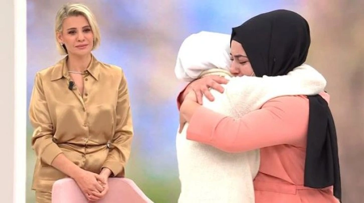 Esra Erol'da duygusal anlar! 22 yıldır ayrı olan anne ve kız canlı yayında kavuştu