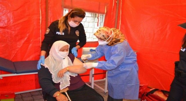 Fethiye'de aşı olamayan yaşlılar aşılanıyor