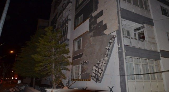 Konya'da fırtına apartmanın dış cephe kaplamasını söktü