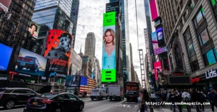 Gülçin Ergül New York Times Square'de