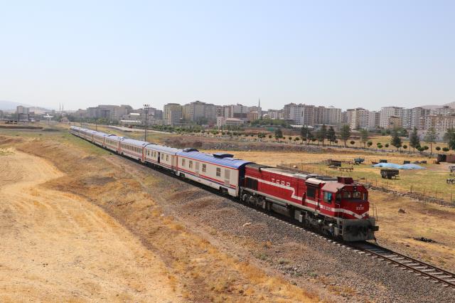 Güney Kurtalan Ekspresi'nin masalsı yolculuğu demir ağların "son durağı" Siirt'ten yeniden başladı