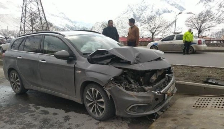 HDP'li vekilin otomobili, minibüse çarptı: Yaralılar var