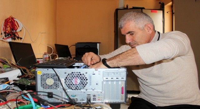 İlkokul müdürü tamir ettiği bilgisayarları öğrencilerin hizmetine sundu