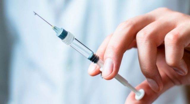 İngiltere'de yaklaşık 2 milyon kişi COVID-19 aşısı oldu