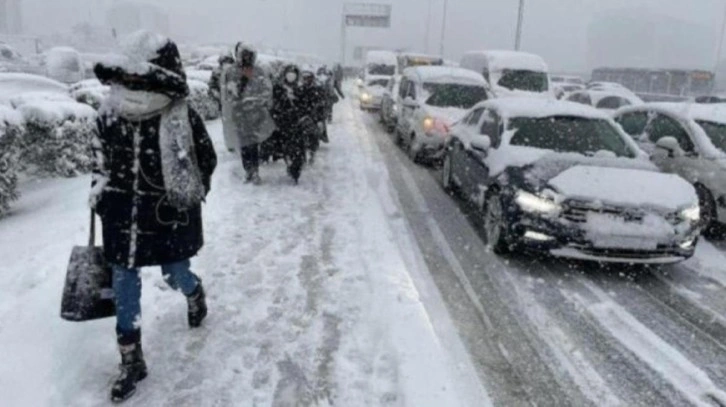 İstanbul karlar altında! Gece yarısı bastıran yağış Megakent'i beyaza bürüdü