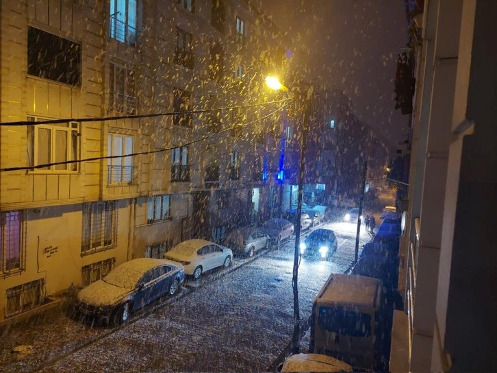 İstanbul'a kar sürprizi! Bir anda cadde ve sokaklar beyaza büründü