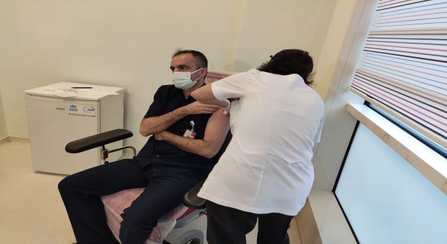 İstanbul'da aşılama başladı, ilk aşı sağlık çalışanlarına yapılıyor