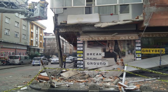 İstanbul'da binanın balkonu çöktü!