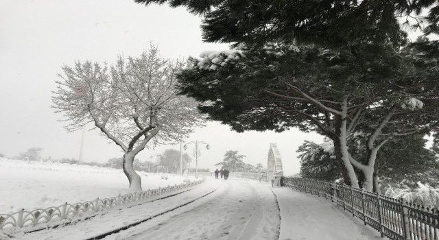 İstanbul'da kar etkisini artırdı, Çamlıca Tepesi'nde kar kalınlığı 20 santime ulaştı