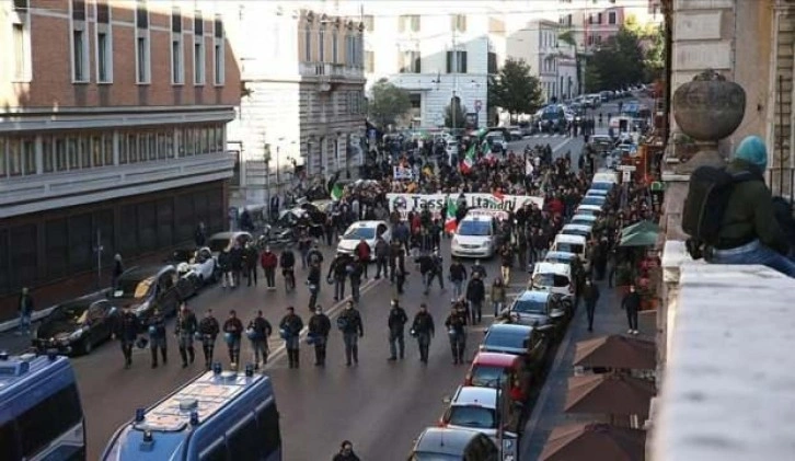 İtalya'da taksiciler genel greve giderek meydanlara indi