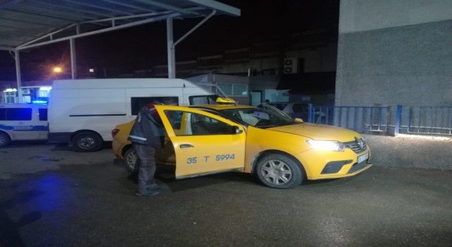 İzmir'de taksi şoförünü bıçaklayıp aracını kaçırdılar