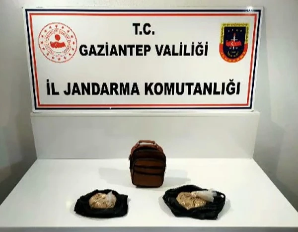 Jandarma boş araziye saklanmış 1 kilo eroini ele geçirdi