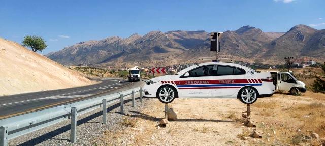 Jandarmadan karayoluna trafik işareti ve ikaz levhası