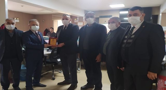 Kahramanmaraş'ta muhtarlardan 112 Acil çalışanlarına plaket