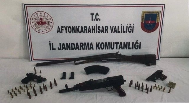 Kalaşnikof satmaya çalışırken yakalandılar