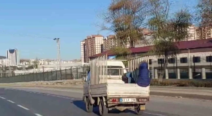 Kamyonet kasasında tehlikeli yolculuk