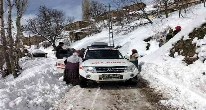 Karda mahsur kalan 80 yaşındaki hasta kurtarıldı