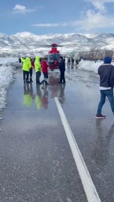 Karda mahsur kalan yeni doğan bebek için ambulans helikopter havalandı