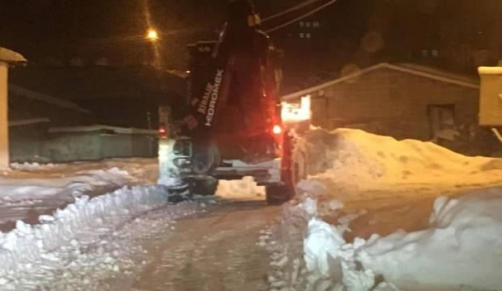 Kardan kapanan yolu 3 saatte aşıp hamile kadını hastaneye yetiştirdiler