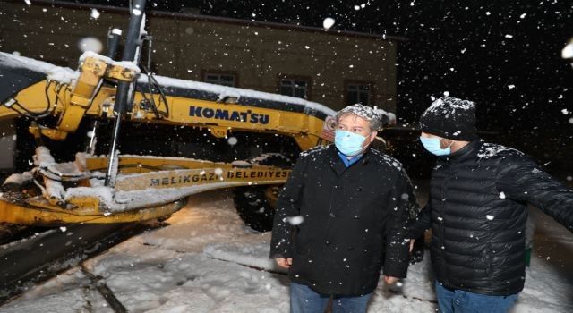 Kayseri Melikgazi'de Başkan karlı sahaya indi