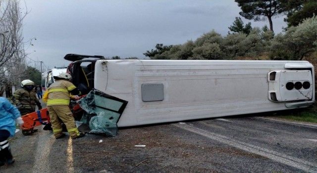 Kemalpaşa Belediyesi'nin servis aracı kaza yaptı: 4 yaralı