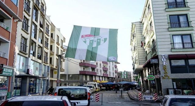 Kestel Belediyesi ilçeyi Bursaspor bayraklarıyla donattı