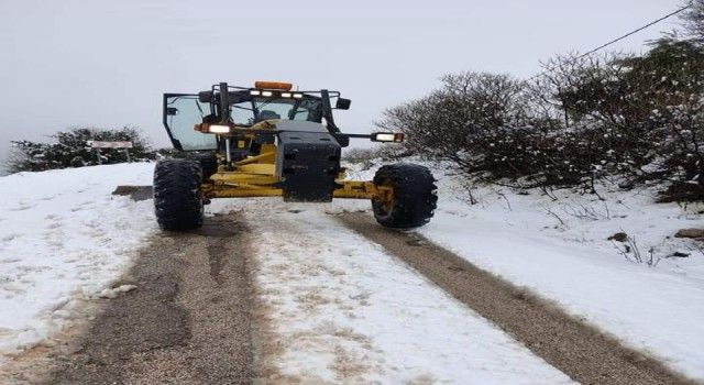 Kilis Musabeyli'de kar yolları kapattı