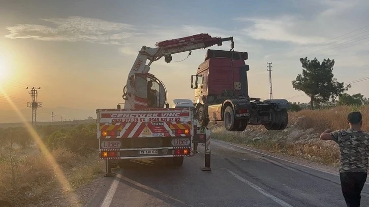 Kilis’te kamyonet ile tır çarpıştı: 3 ağır yaralı