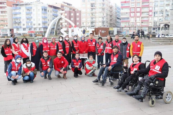 Kızılay ile engellerini aşan gençler, yardım faaliyetlerine gönüllü katılıyor