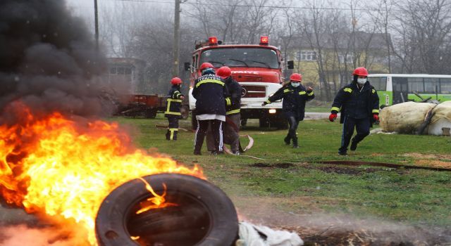 Kocaeli&#039;de şalvarlı yangın avcısı kadınlar, köylerini alevlerden koruyor