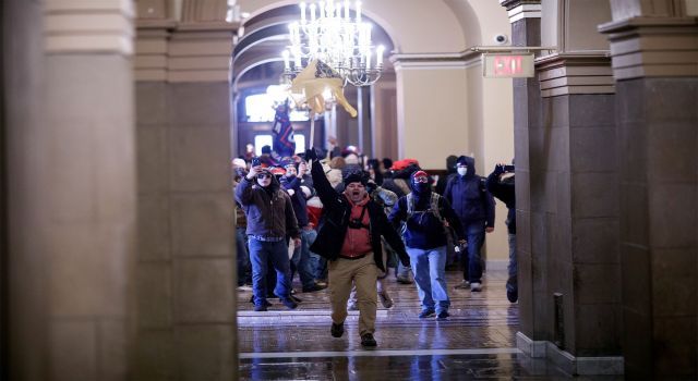 Kongre binası çevresindeki olaylar sebebiyle Washington DC&#039;de sokağa çıkma yasağı ilan edildi