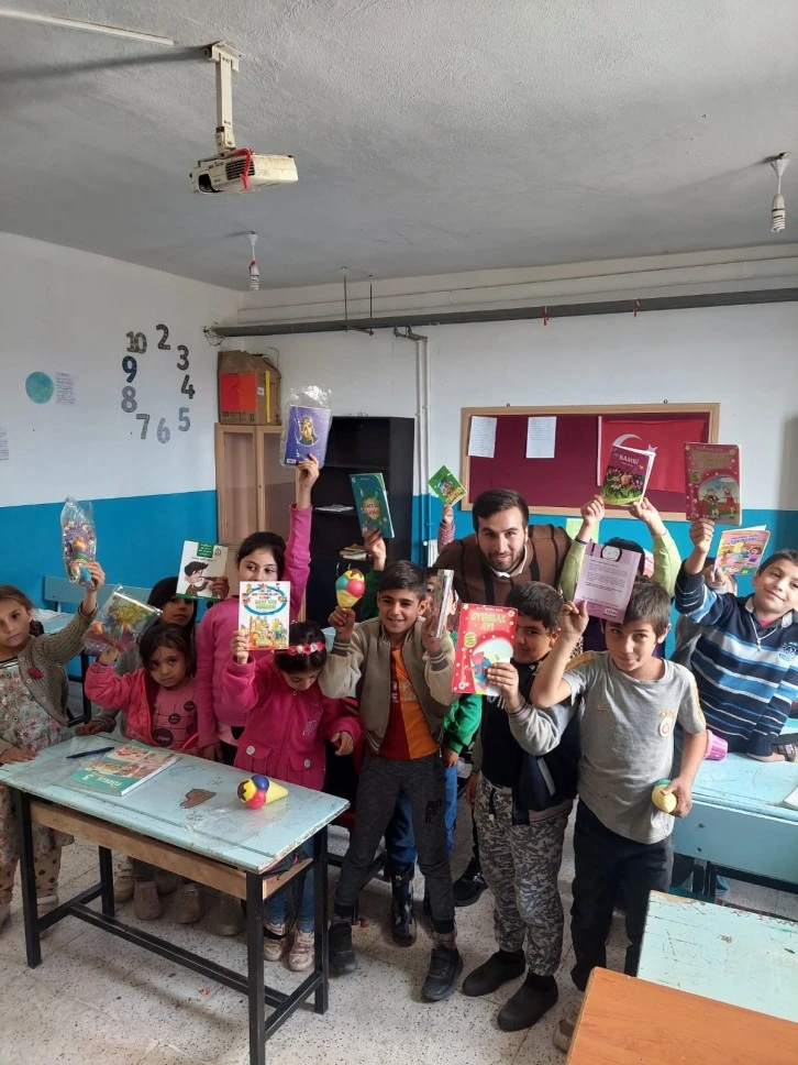 Köy çocuklarına kitap ve oyuncak yardımı