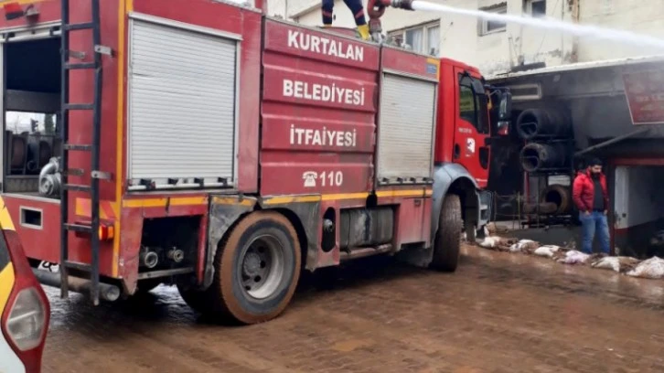 Kurtalan Belediyesi İtfaiye Ekipleri Sel Bölgesinde Halka Hizmet Veriyor