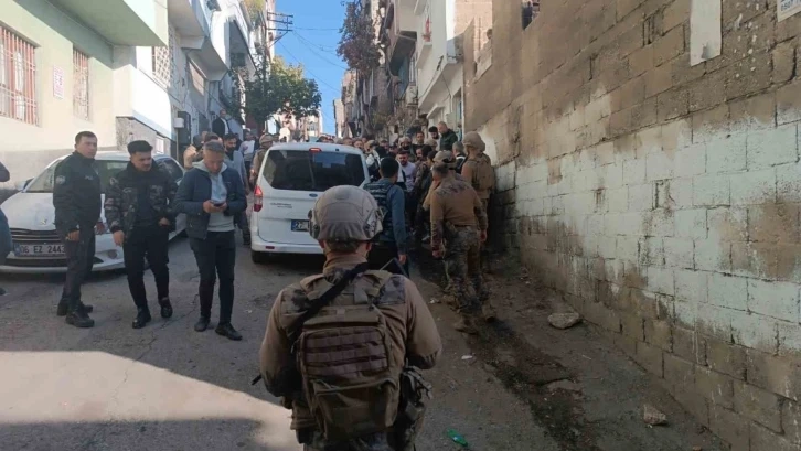 Mahalle abluka altına alındı, polise ateş açan şahıs kadın kılığında yakalandı