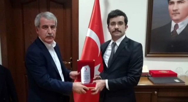 Malatya Doğanşehir Kaymakamı'na Kızılay'dan plaket