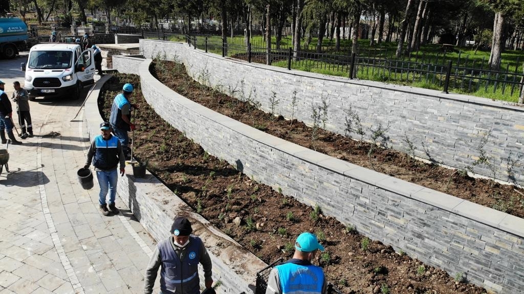 Manisa Yunus Emre ve Tabduk Emre Türbesi’ne peyzaj çalışması