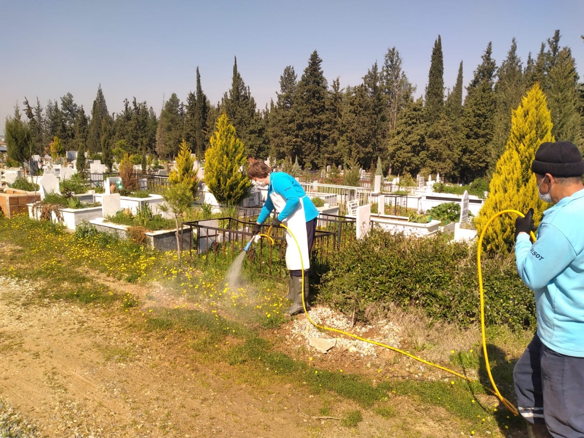 Manisa'da bayram öncesi mezarlıklarda hummalı çalışma