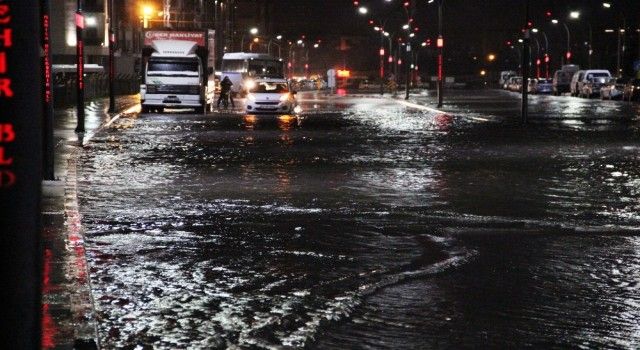 Manisa'da sağanak yağış cadde ve sokakları göle çevirdi