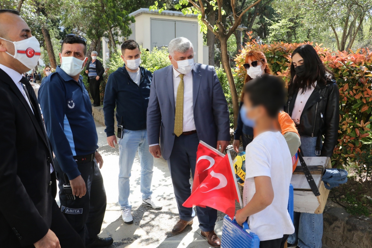 Manisa'da zabıtalardan çocuklara 23 Nisan hediyesi