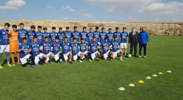 Mardin'de futbolu özleyen gençler antrenmanlara koştu