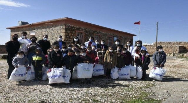 Mardin'de sağlık çalışanları köy okullarını unutmadı