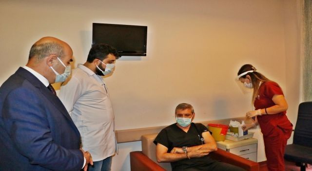 Mardin'de sağlık çalışanları aşı oldu
