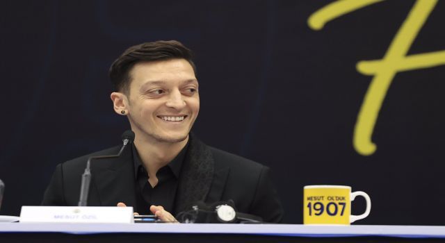 Mesut Özil Fenerbahçe'ye imzayı attı