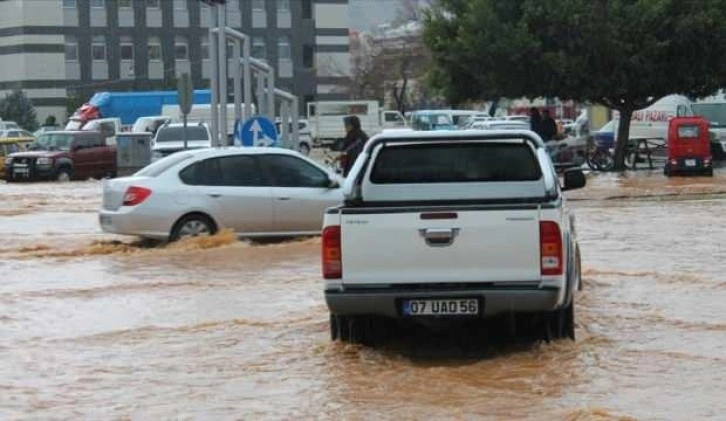 Meteorolojiden Antalya'da şiddetli yağış uyarısı