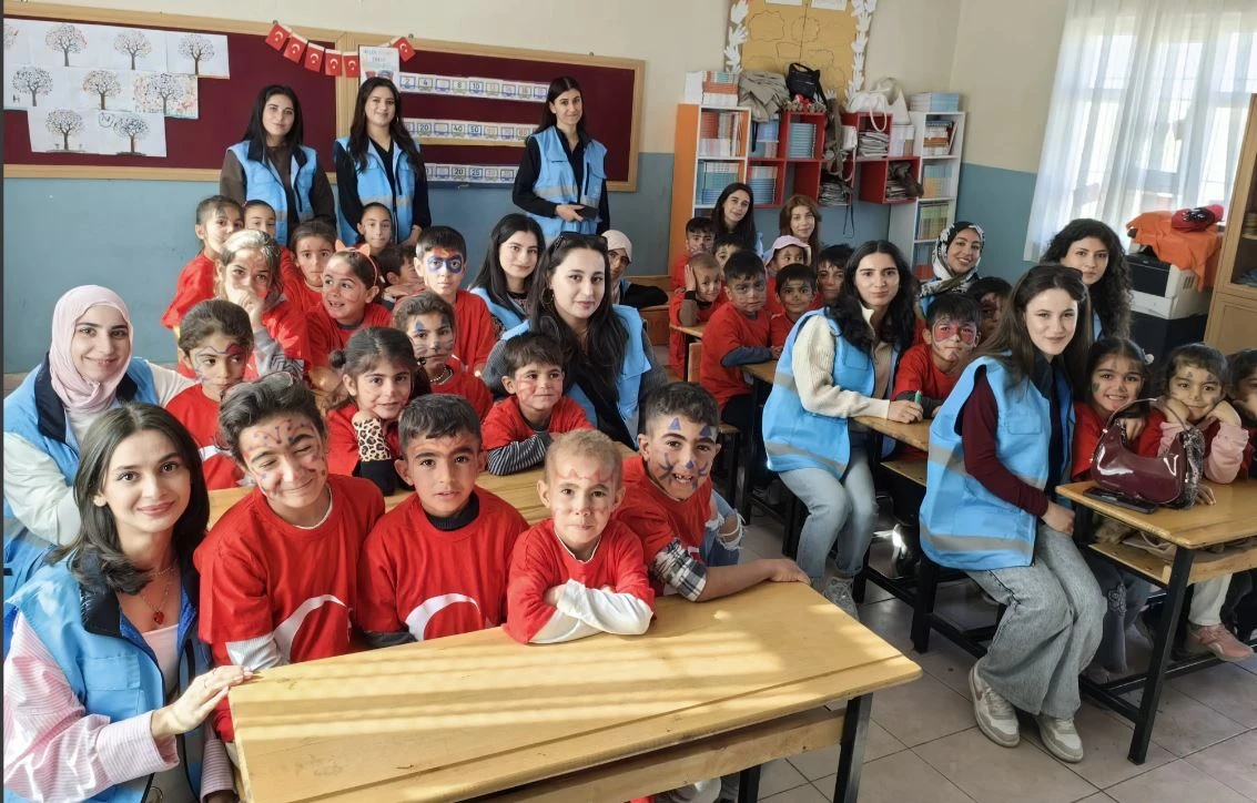 Miniklerle Oynadılar, Bayraklarla Coşkuyu Paylaştılar