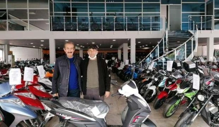 Motosikletini çalan hırsızlara çağrıda bulundu, hayırsever iş insanı yenisini hediye etti