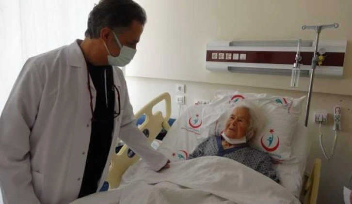 Muğla'da düşüp kalçasını kıran 94 yaşındaki kadın ertesi gün ayağa kalktı