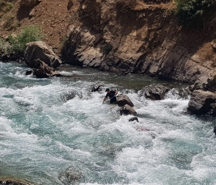 Müküs Çayı'na düşen hemşireyi arama çalışması sürüyor